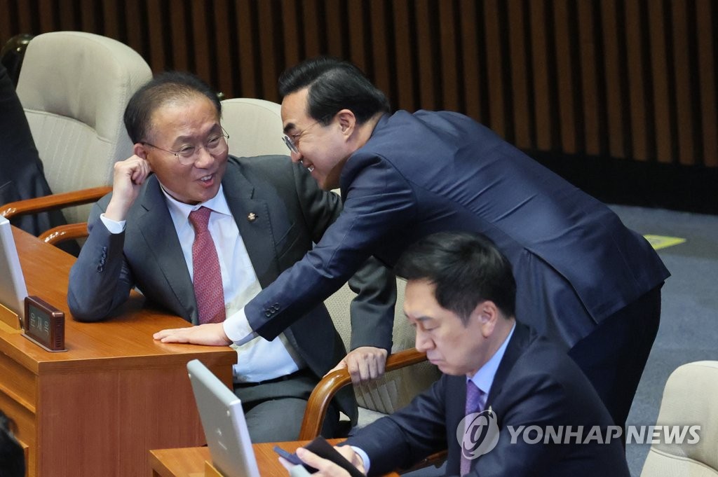 본회의장에서 만난 여야 원내대표