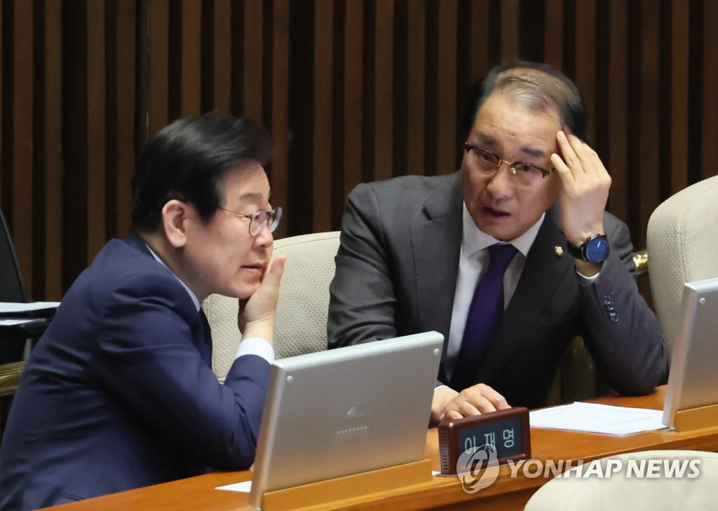 이성만 의원과 대화하는 이재명 대표