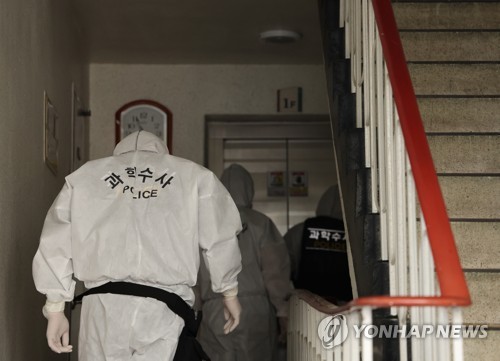 살인사건 현장 찾은 경찰