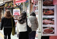 김밥·치킨·피자·버거 줄줄이 인상…가정의 달 외식부담 가중