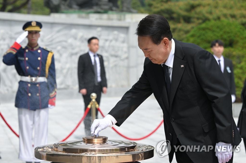 취임 1주년 맞아 현충원 참배하는 윤석열 대통령