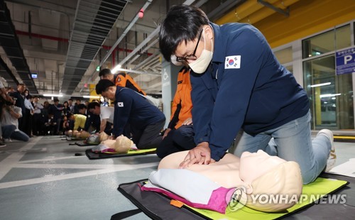 심폐소생술 훈련하는 행안부 직원들