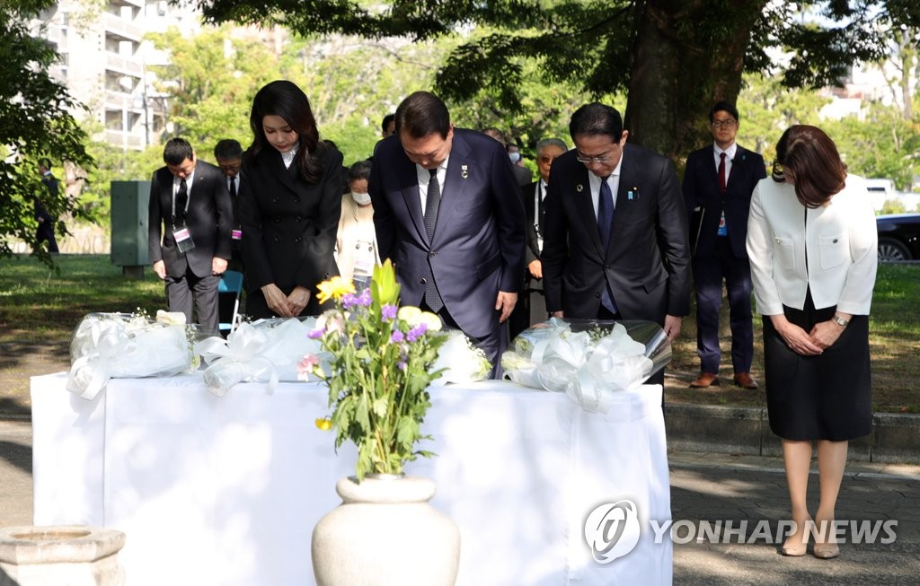 윤석열 대통령 내외- 기시다 후미오 총리 내외 한국인 원폭 희생자 위령비 공동 참