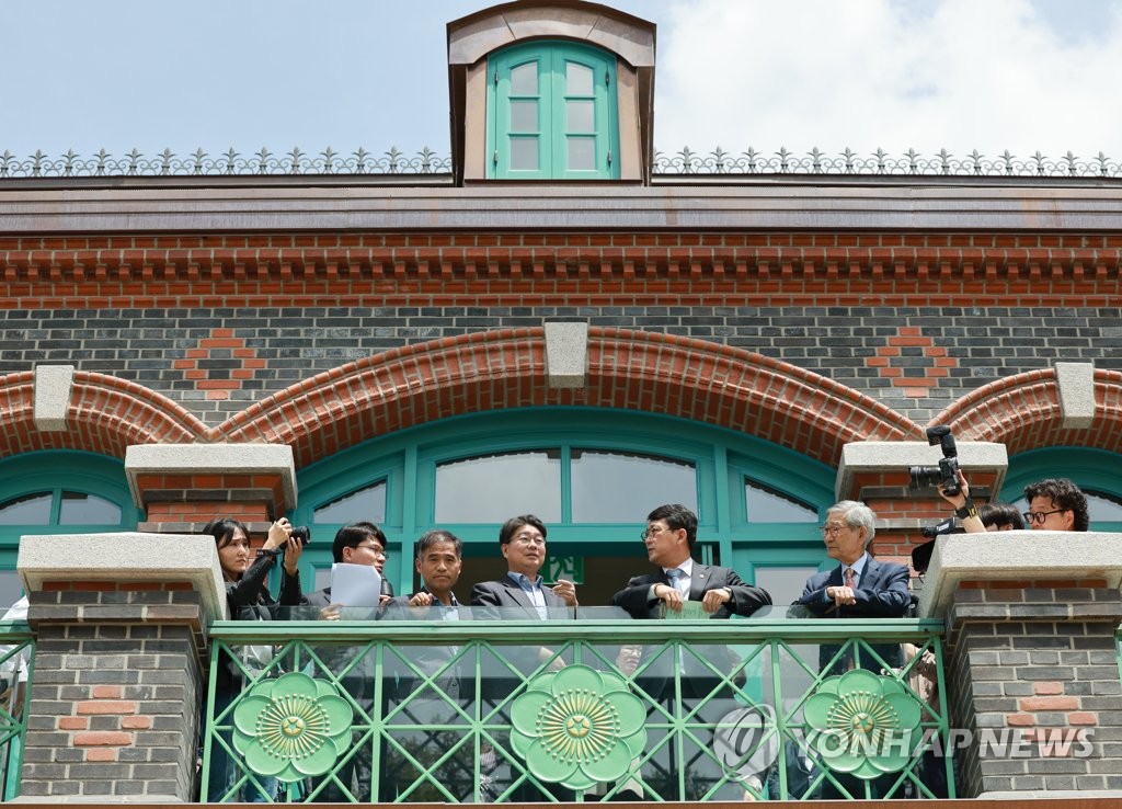 돈덕전 테라스에서