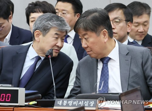 귀엣말 나누는 국가안보실장과 대통령비서실장