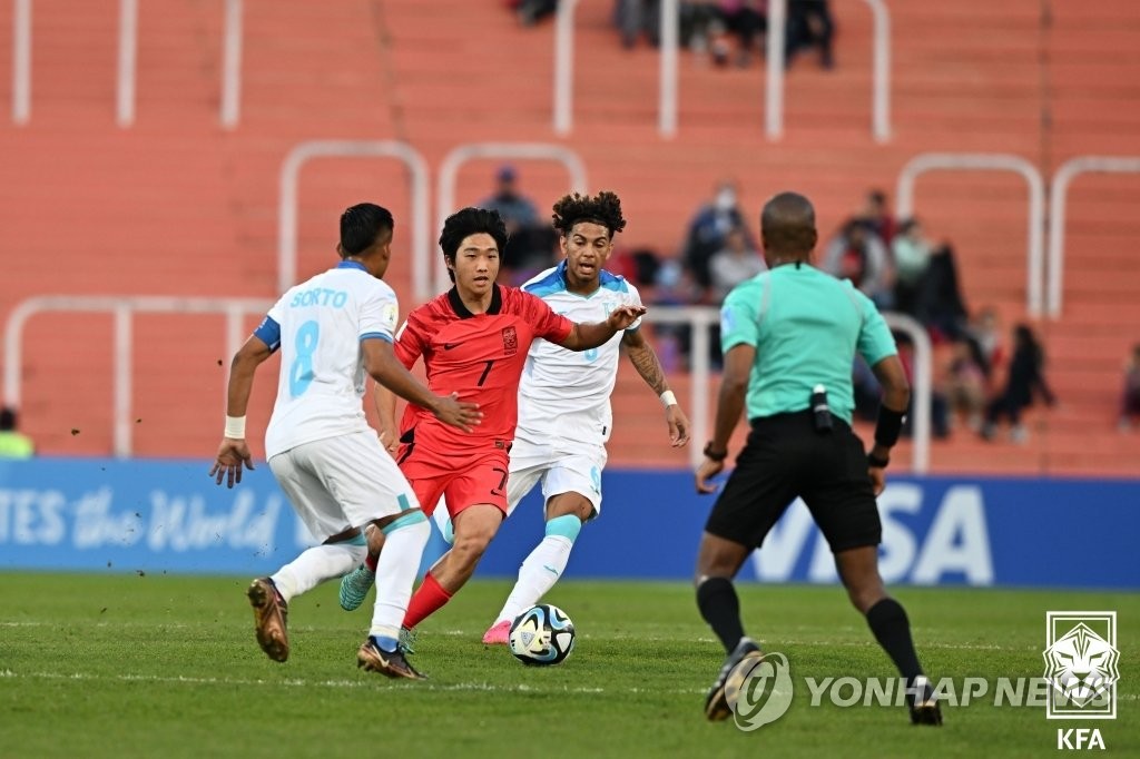 볼다툼 벌이는 김용학