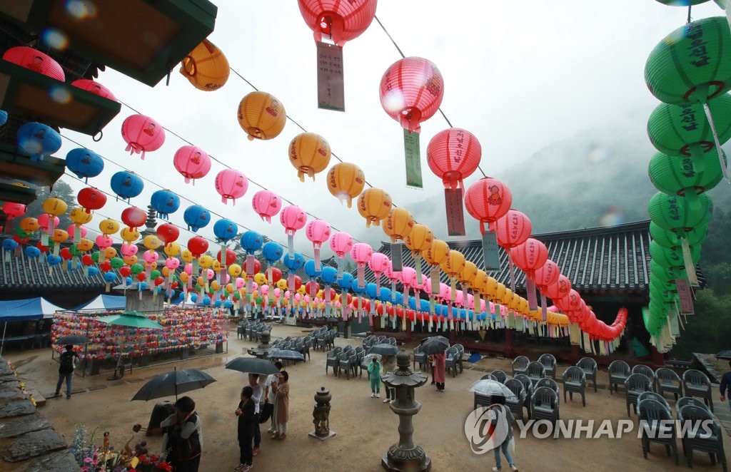 석탄일 맞아 원주 구룡사 찾은 시민들