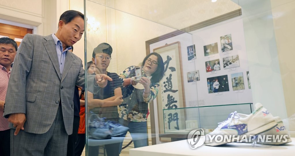 청와대 개방 1주년 기념전시 방문한 김현철 이사장
