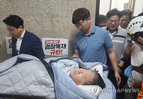 '단식 19일째' 이재명, 건강 악화로 병원행