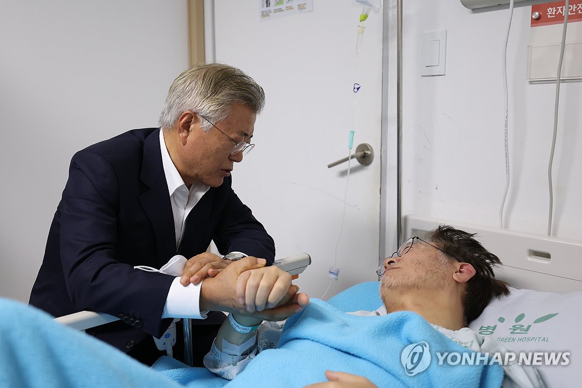 Ex-president meets opposition leader in hunger strike Ex-president meets opposition leader in hunger strike