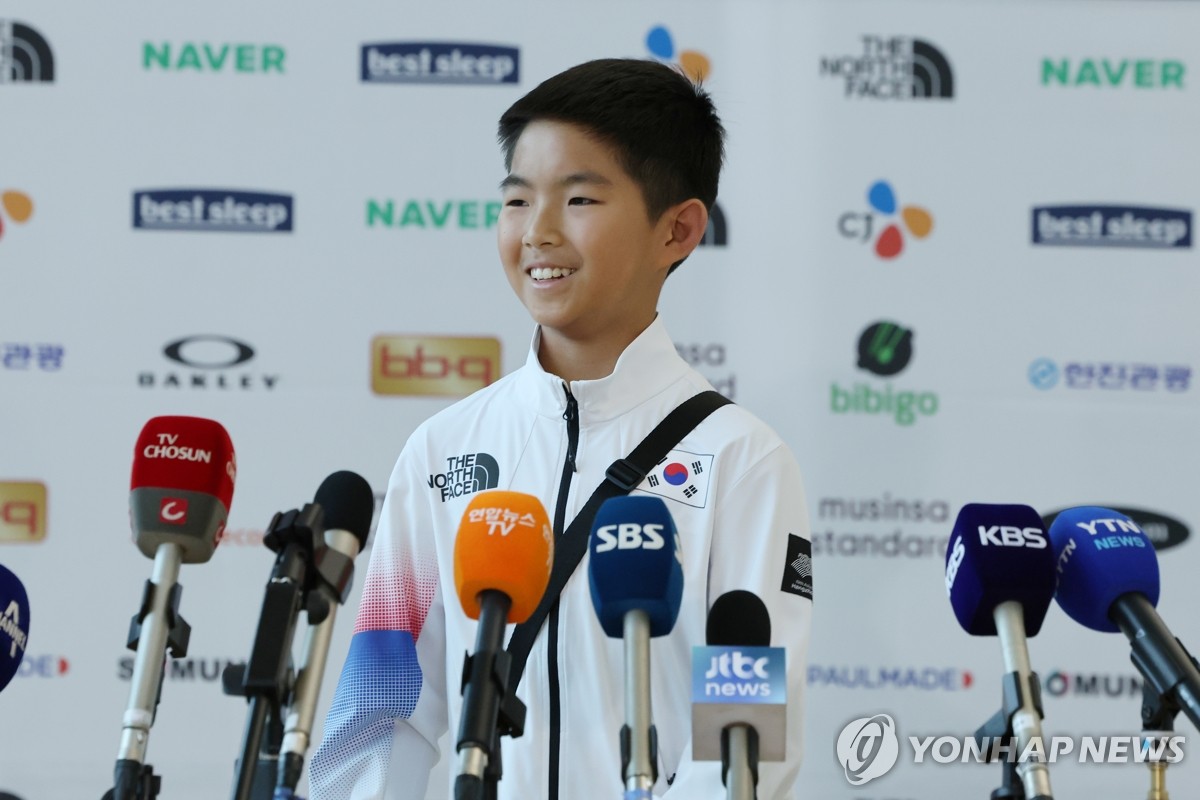 South Korean skateboarder Moon Gang-ho speaks to reporters at Incheon International Airport, west of Seoul, before departing for Hangzhou, China, for the Asian Games on Sept. 20, 2023. (Yonhap)