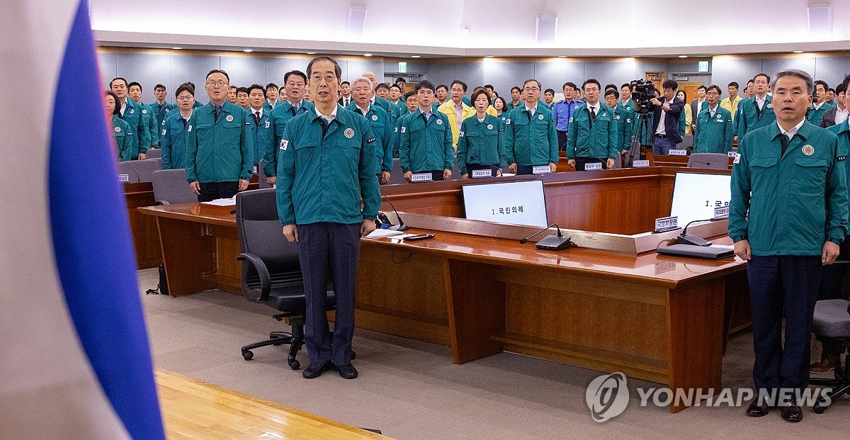 애국가 부르는 한덕수 국무총리