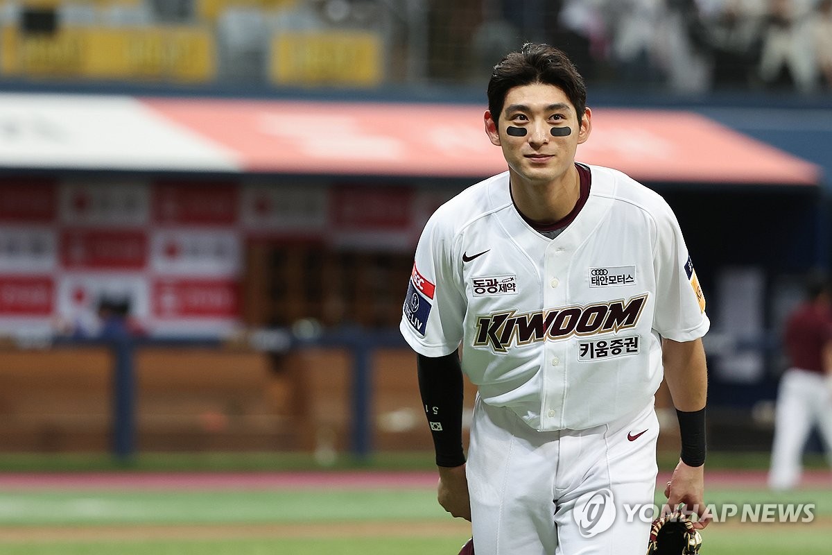 In this file photo from Oct. 10, 2023, Kiwoom Heroes outfielder Lee Jung-hoo takes a bow toward the crowd at Gocheok Sky Dome in Seoul after a Korea Baseball Organization regular season game against the Samsung Lions. (Yonhap)