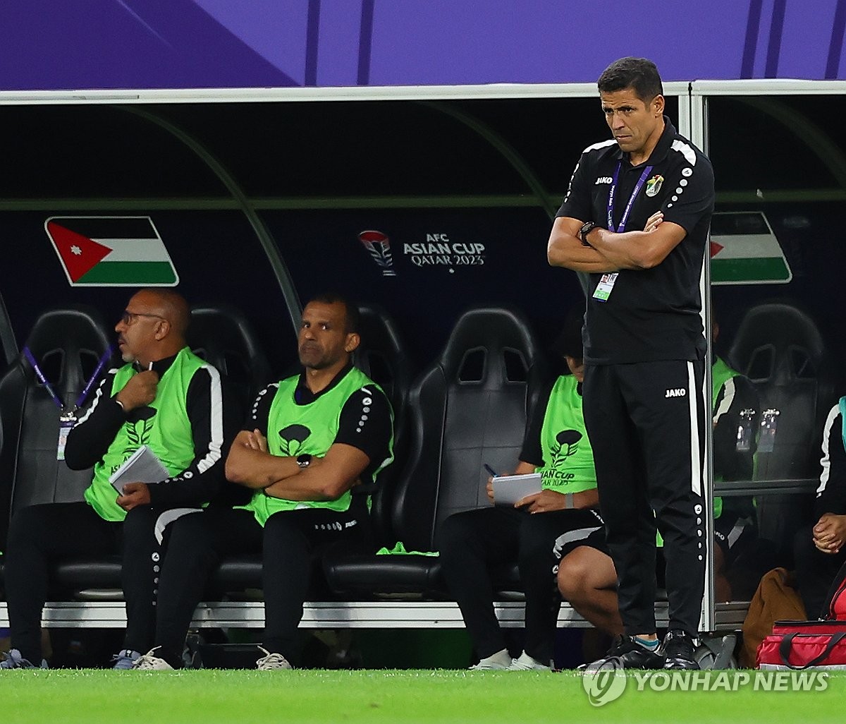 경기 지켜보는 요르단 후세인 아모타 감독