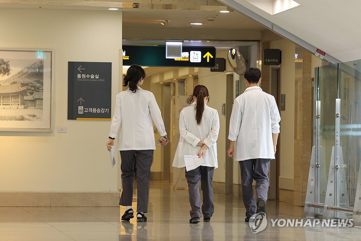 La foto, tomada el 6 de marzo de 2024, muestra al personal médico caminando por un hospital general, en Seúl.