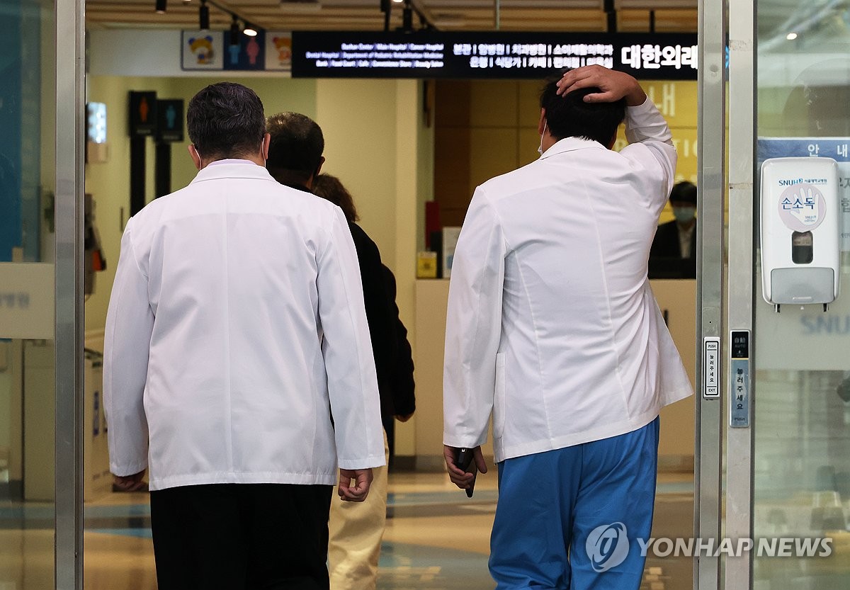 Los profesores de medicina de un hospital infantil, en el Hospital de la Universidad Nacional de Seúl, en el centro de la capital, asisten a una reunión de emergencia, el 18 de marzo de 2024, para discutir su acción colectiva.