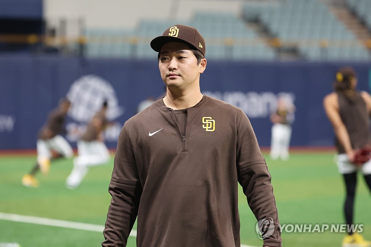 In this file photo from March 19, 2024, San Diego Padres pitcher Go Woo-suk returns to the dugout after a workout at Gocheok Sky Dome in Seoul, prior to the Padres' game against the Los Angeles Dodgers to open the 2024 Major League Baseball season. (Yonhap)