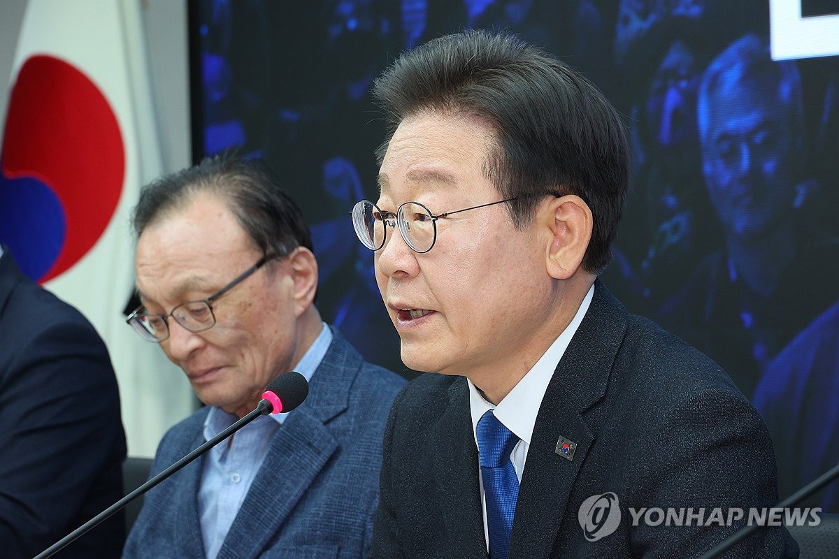 Democratic Party leader Lee Jae-myung (C) attends a disbanding ceremony for the party's election committee in Seoul on April 11, 2024. (Yonhap)