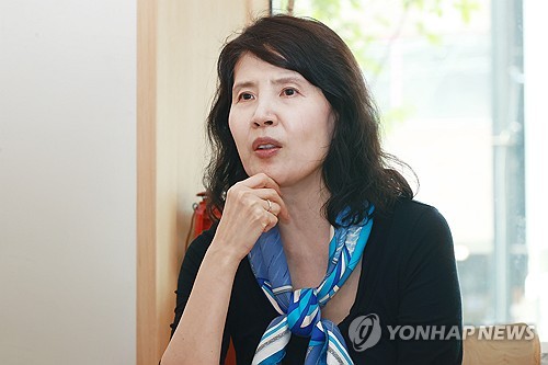 신작 시집으로 돌아온 최영미 시인