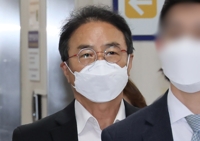검찰, '강제추행 혐의' 김명곤 전 장관에 징역 1년 구형