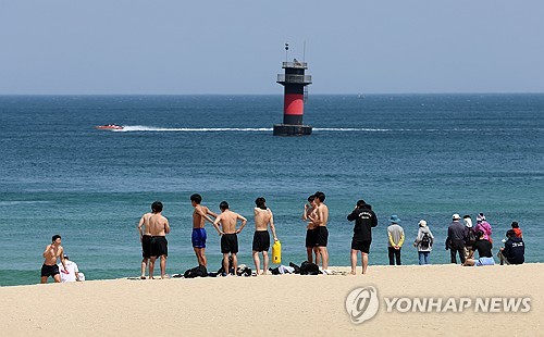 '성큼 다가온 여름'…낮 최고기온 30도 육박한 강릉 경포해변