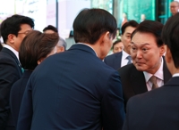 曺国氏と握手する尹大統領