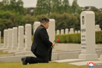 Kim visita la tumba de Hyon Chol-hae