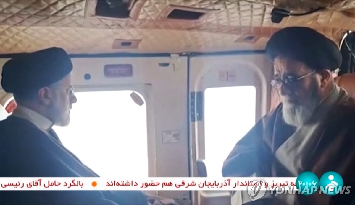 추락 전 헬기에 앉아 있는 이란 대통령