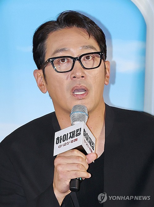 Ha Jung-woo calls pilot role in 'Hijacking' toughest among disaster movies
