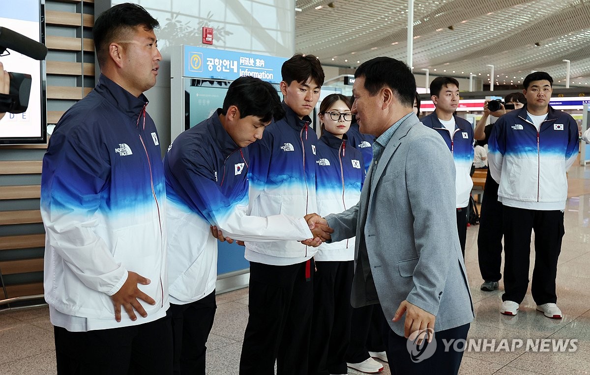 양궁 대표팀 격려하는 장영술 부회장