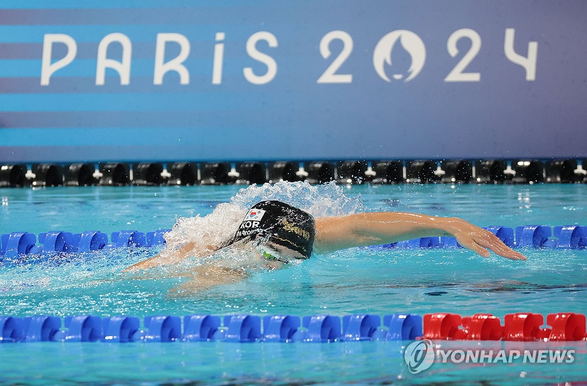 올림픽 메달을 향해 물살 가르는 김우민