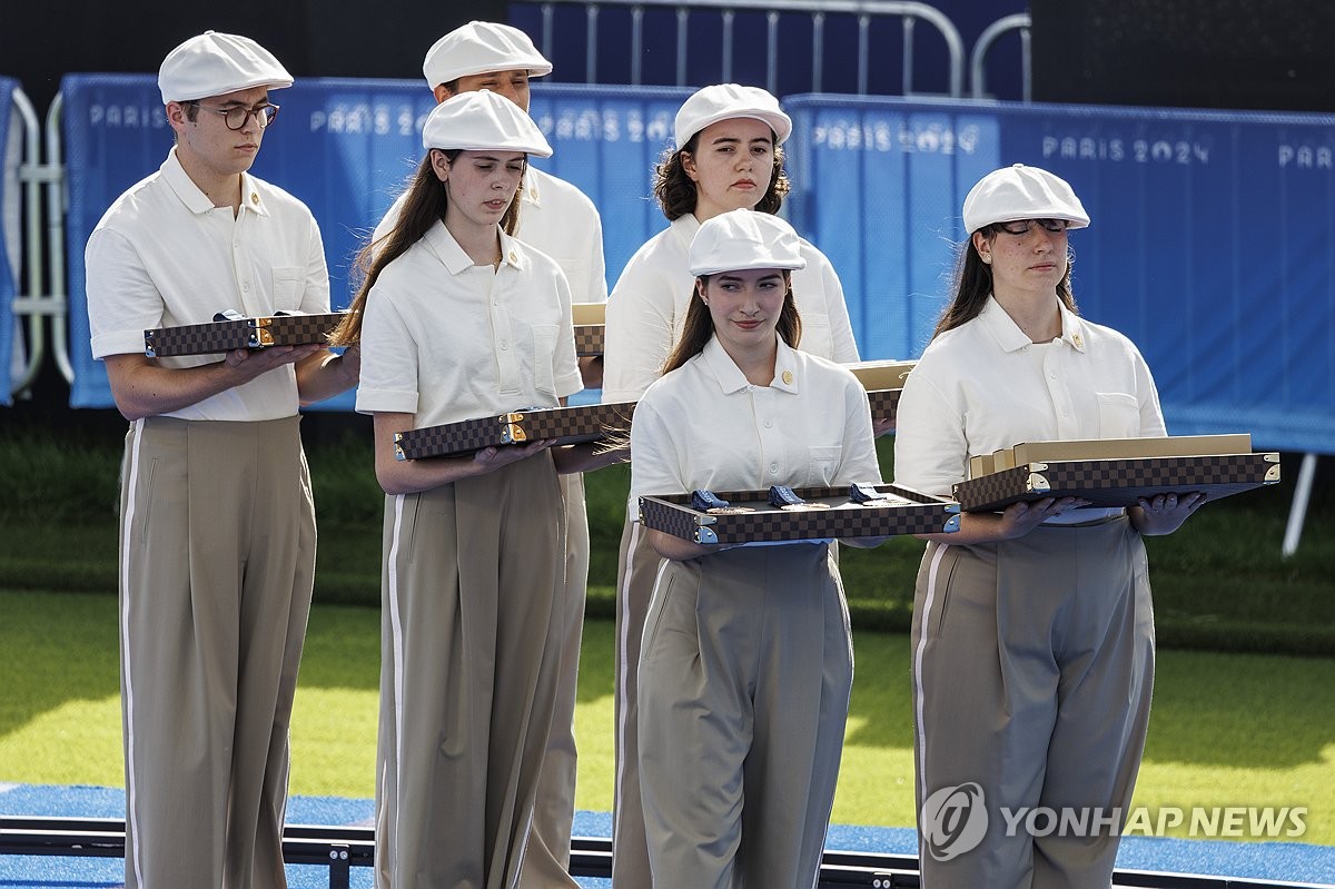 명품 받침대 들고 여자 양궁 시상식 입장하는 메달 의전 요원들