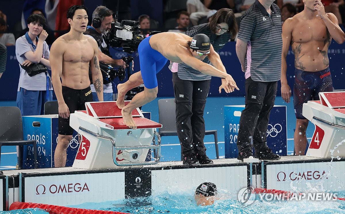 힘차게 출발하는 마지막 주자 김우민