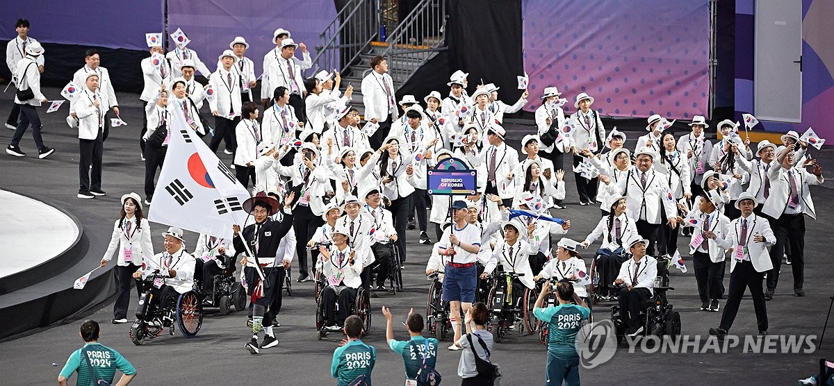 태극기와 함께 입장하는 파리 패럴림픽 대한민국 선수단