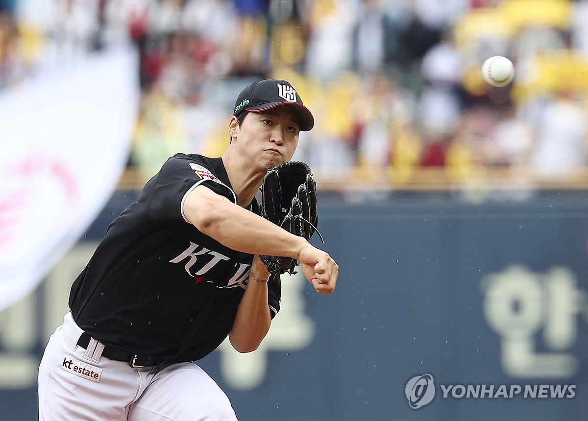 KT Wiz starter Um Sang-back pitches against the LG Twins during Game 2 of the first round in the Korea Baseball Organization postseason at Jamsil Baseball Stadium in Seoul on Oct. 6, 2024. (Yonhap)