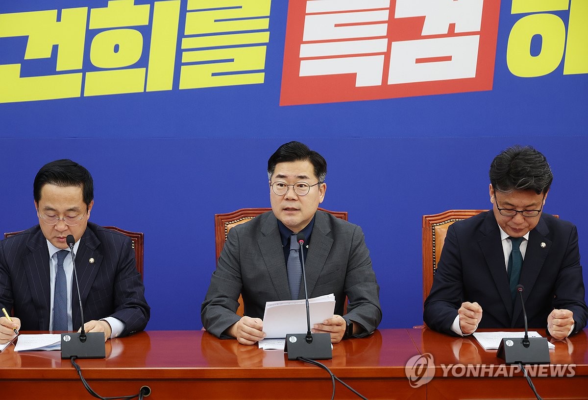 Park Chan-dae (C), floor leader of the main opposition Democratic Party, speaks during a party meeting ahead of a parliamentary audit on Oct. 8, 2024. (Yonhap)
