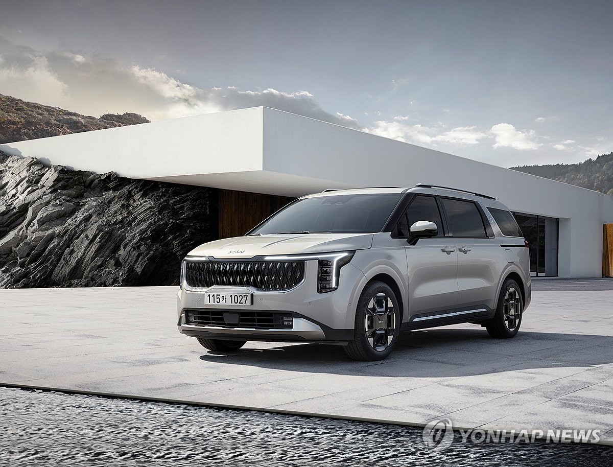 This image provided by Kia shows the company's revamped Carnival minivan model. (PHOTO NOT FOR SALE) (Yonhap)