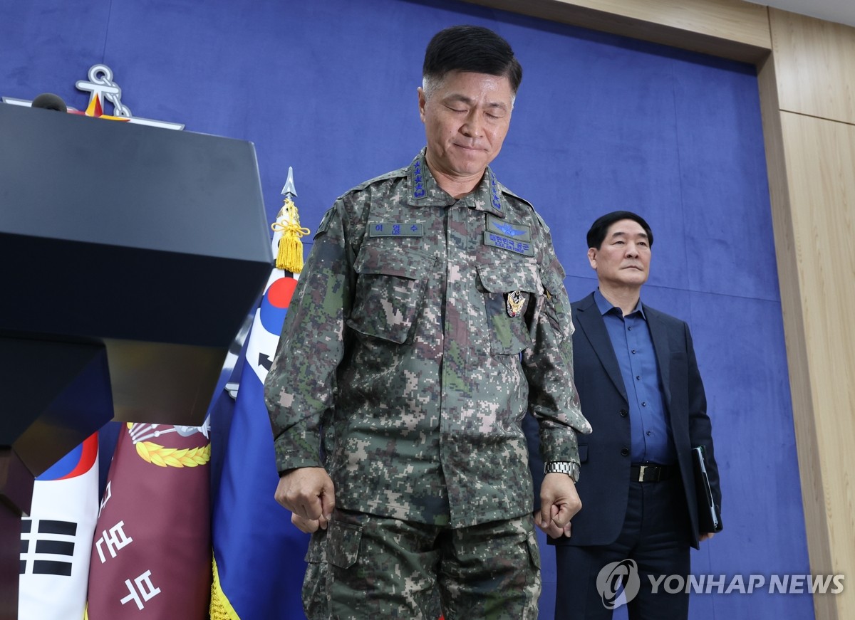 The chief of the General Staff of the Air Force, Lee Young-Su, casts his head before issuing public excuses on an accidental bombing of a civilian city in a press briefing at the Ministry of Defense in Seoul, on March 10, 2025 (Yonhap)