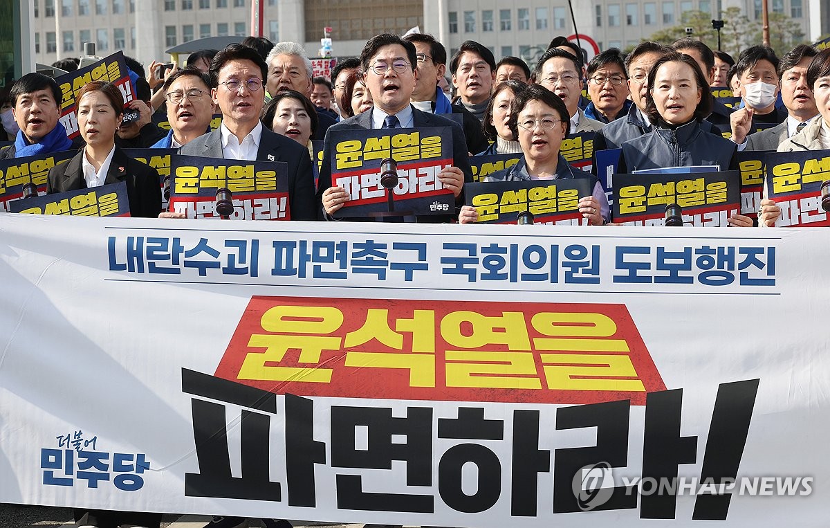 <strong>도보 행진하는 국회의원들</strong>
<p>윤석열 대통령 파면 촉구 도보 행진에 참여한 국회의원들이 14일 서울 여의도 국회에서 광화문을 향해 출발하고 있다.</p>
도보 행진하는 국회의원들