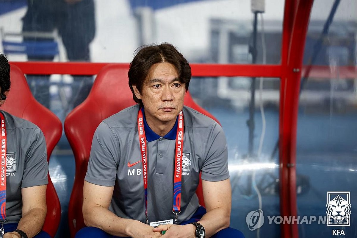 경기 지켜보는 홍명보 감독