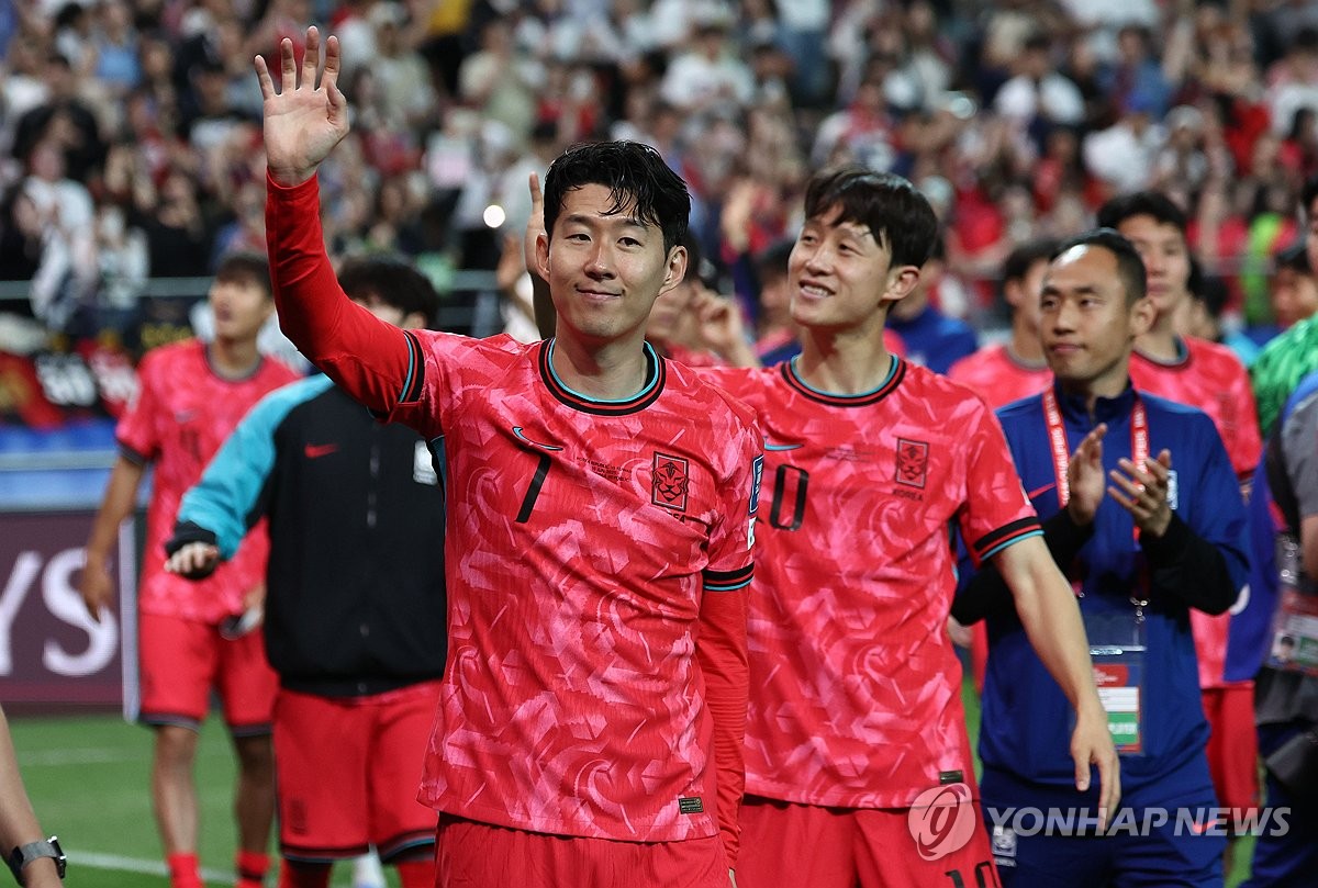 팬들에게 인사하는 손흥민과 이재성