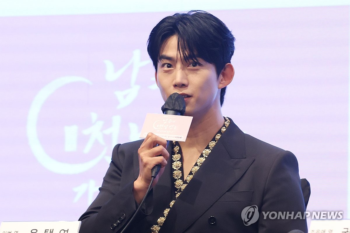 인사말하는 옥택연