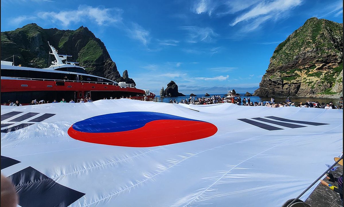 La foto, proporcionada por el profesor Seo Kyoung-duk, de la Universidad Femenina Sungshin, muestra la bandera nacional de Corea del Sur, o "Taegukgi" en coreano, extendida sobre un puerto en Dokdo, el 30 de junio de 2025. (Prohibida su reventa y archivo)