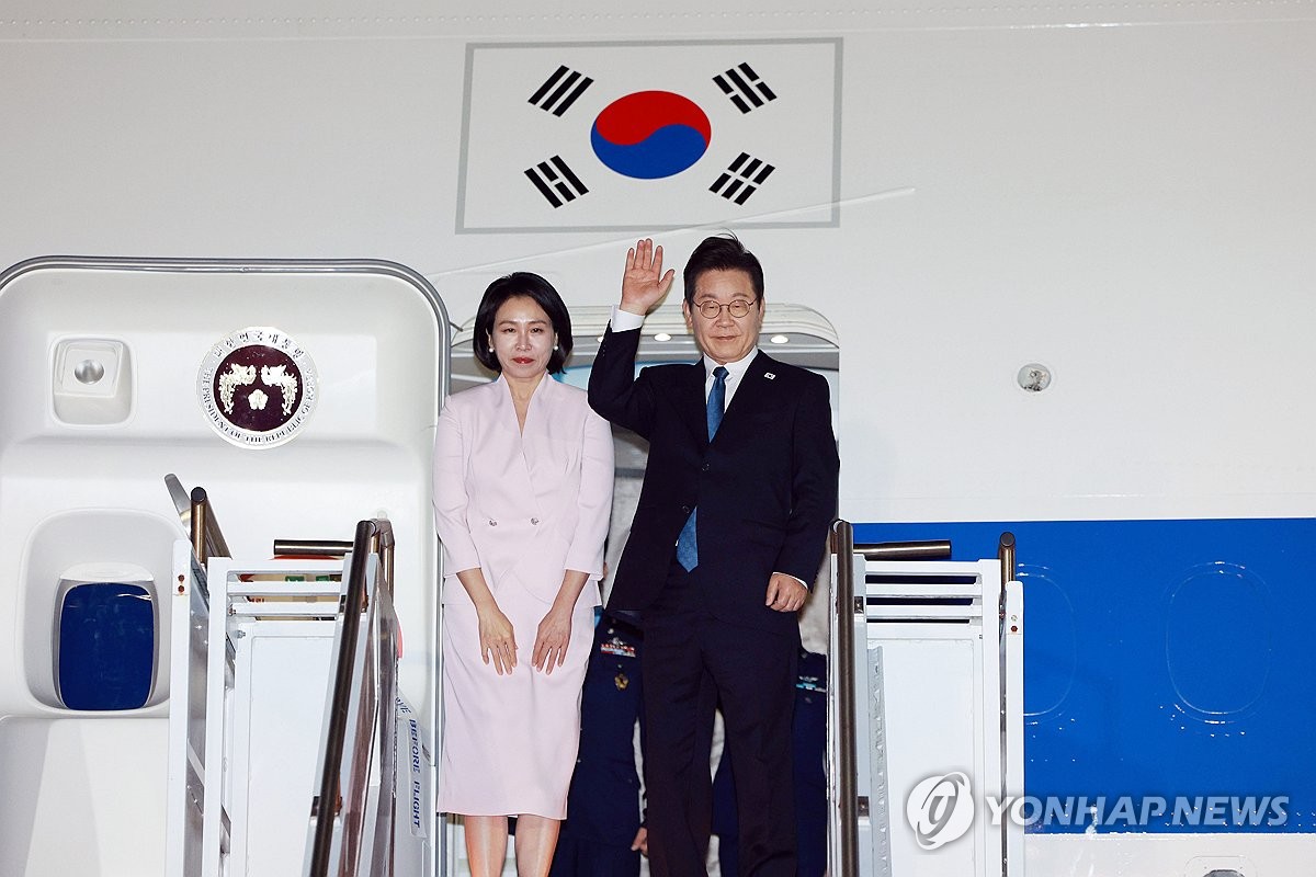 <strong>미국 방문 일정 마친 이재명 대통령 부부</strong>
<p>이재명 대통령과 김혜경 여사가 26일(현지시간) 미국 펜실베이니아주 필라델피아국제공항에서 미국 방문 일정을 마친 뒤 귀국하며 공군 1호기에 올라 인사하고 있다. </p>
미국 방문 일정 마친 이재명 대통령 부부