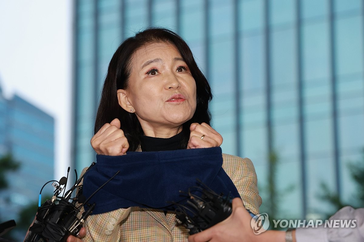 수갑 찬 채 압송되는 이진숙 전 방통위원장