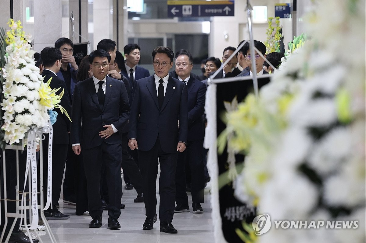 김민석 총리, 국가전산망 담당 행안부 공무원 빈소 조문