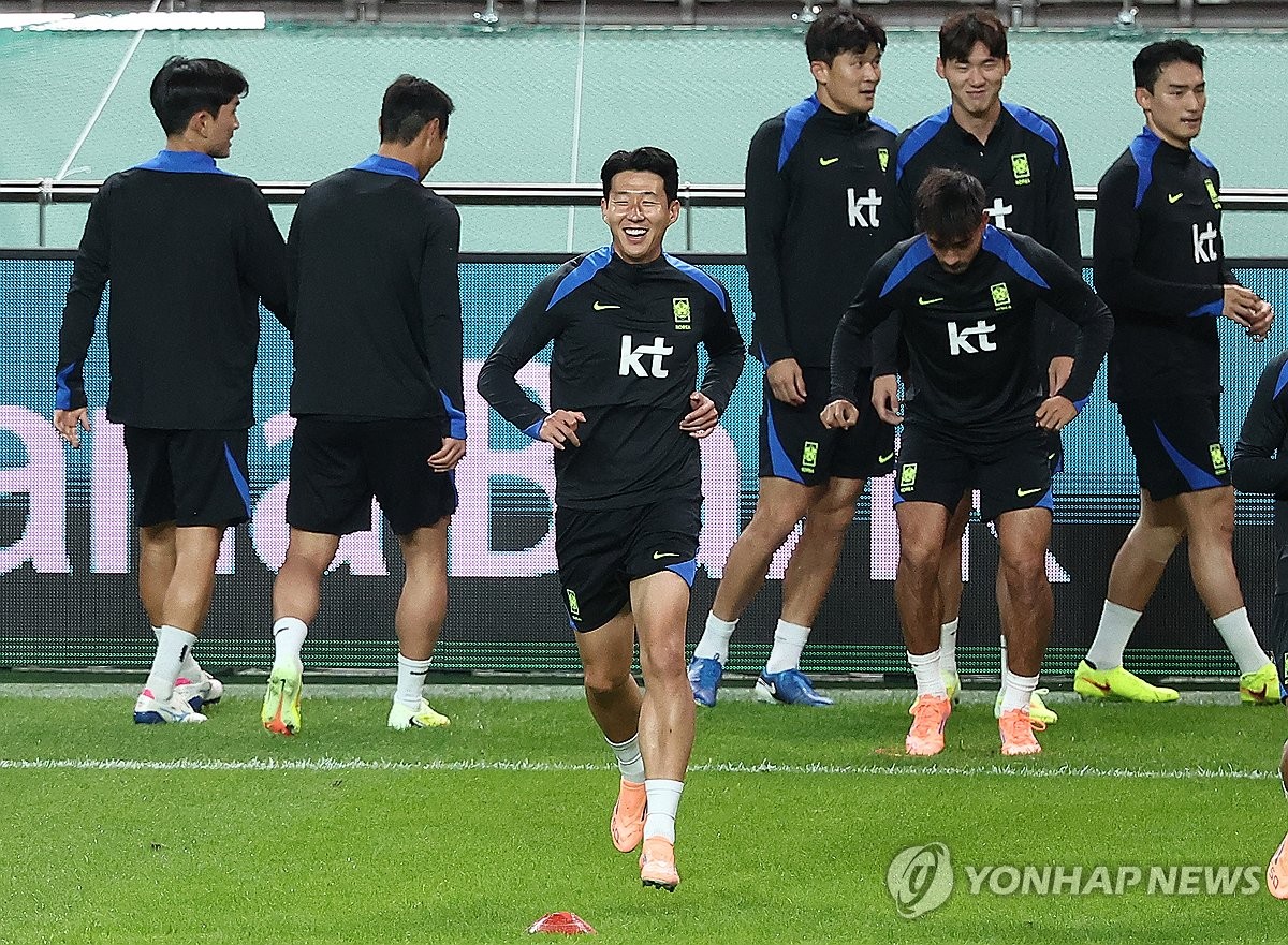 손흥민 '훈련도 웃으며'
