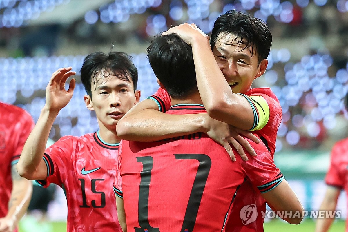 엄지성 안아주는 손흥민