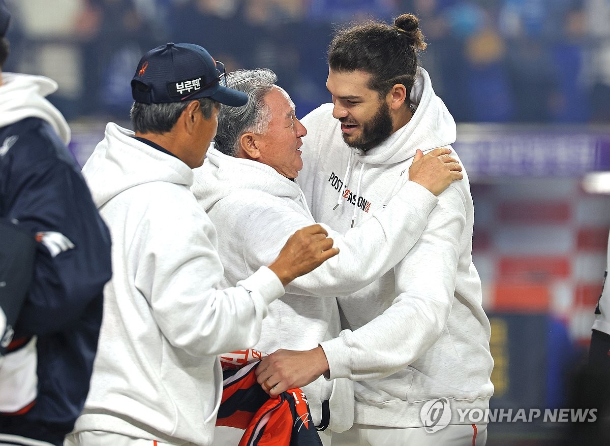 포옹하는 폰세-김경문 감독