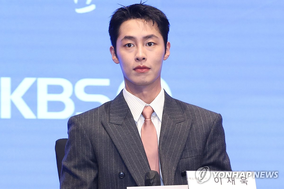 질문 듣는 이재욱